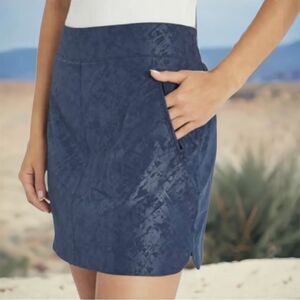 ORVIS Travel Skort Embossed Blue Print Shattered Glass Sz M  NWT!!!
